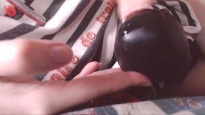 Masukkan ayam hitam besar ini ke dalam mulut budak kecilmu